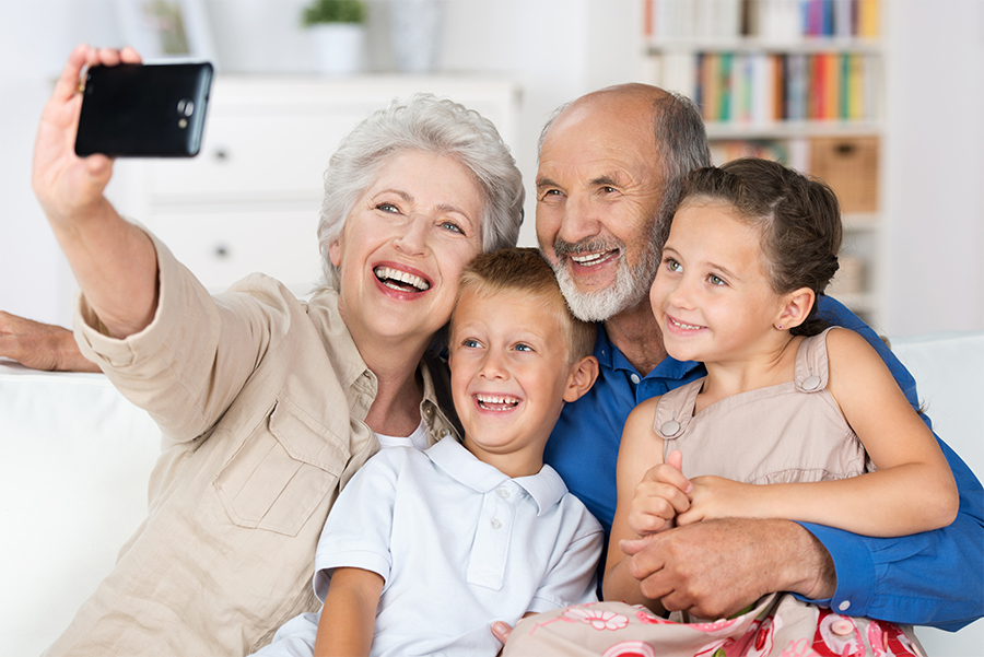 Selfie tra nonni e nipoti
