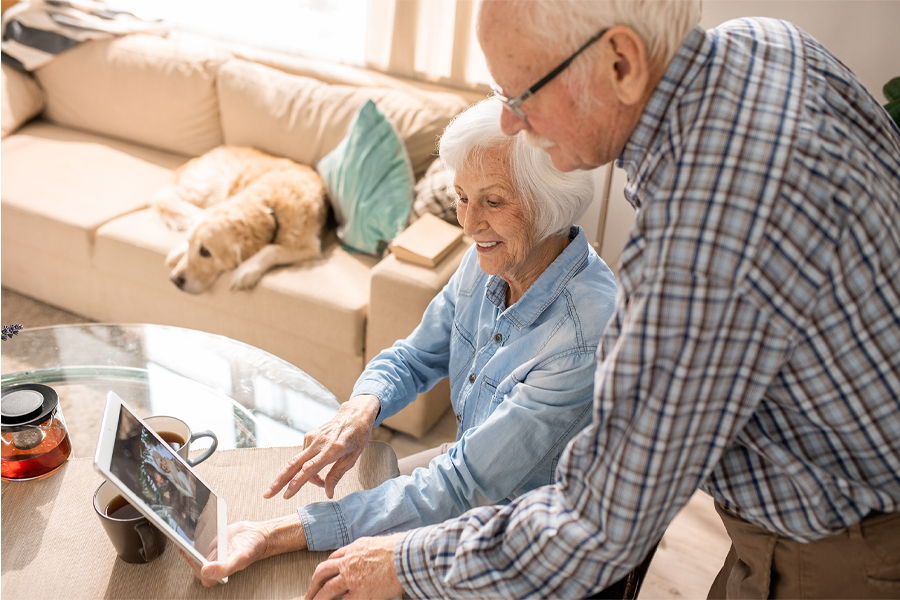 anziani che effettuano una videochiamata con un tablet